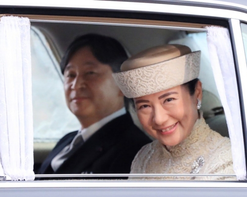 雅子最終放棄外交官生涯,嫁入皇室。