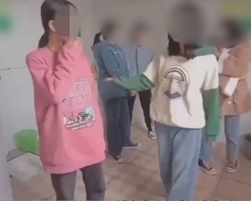 湖北初中女生廁所內遭多名同學毆打，因7名打人者未成年，警方依法不執行處罰。