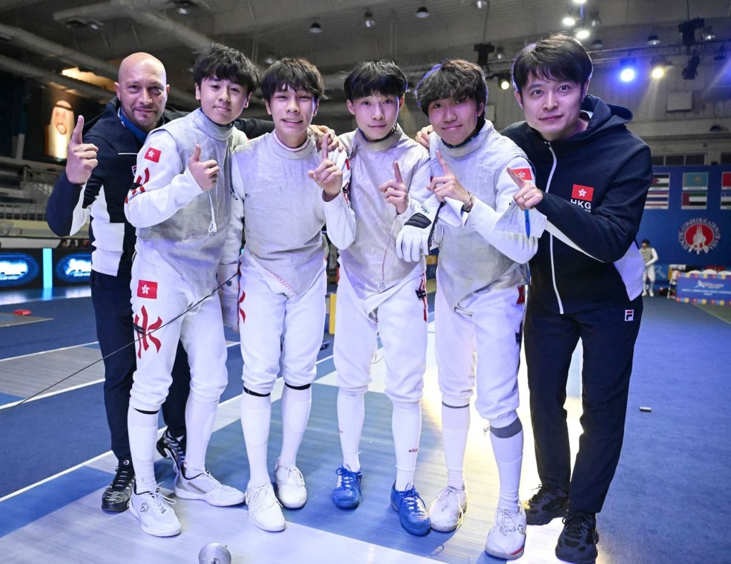 香港少年花劍隊成功衛冕後,一齊豎起1字手勢,右二起 : 王哲、何承謙、陸浚諾、許皓竣。香港劍總圖 香港少年花劍隊成功衛冕後,一齊豎起1字手勢,右二起 : 王哲、何承謙、陸浚諾、許皓竣。香港劍總圖