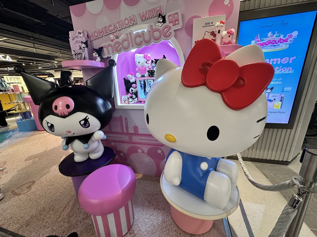 Pop-up Store除設有個人護膚諮詢服務,更特設大型Hello Kitty及Kuromi裝置供粉絲打卡。 Pop-up Store除設有個人護膚諮詢服務,更特設大型Hello Kitty及Kuromi裝置供粉絲打卡。