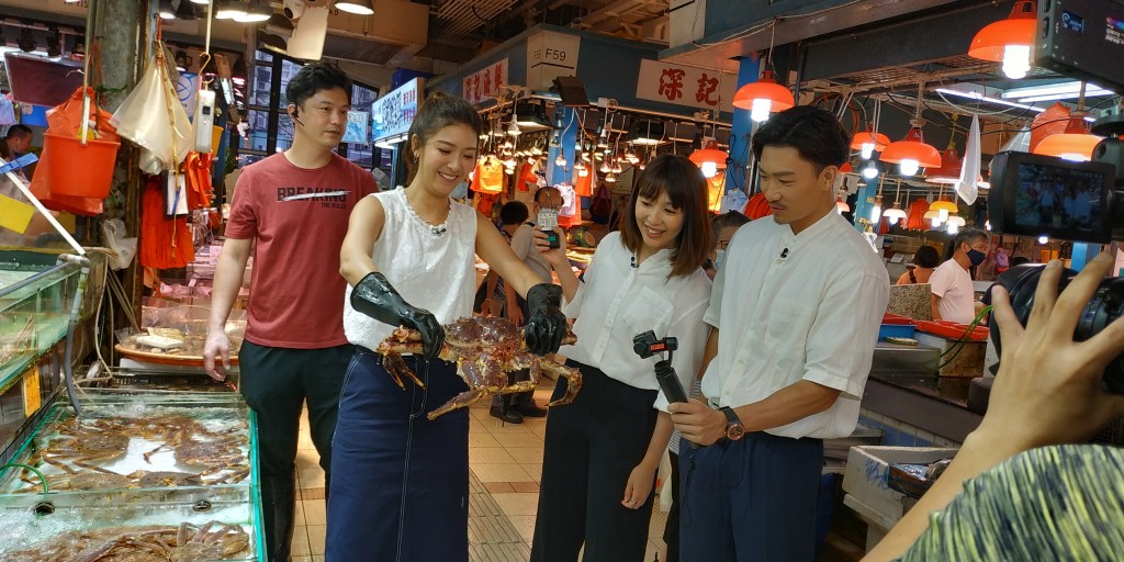 Jennifer 膽粗粗去海鮮檔捉六斤重阿拉斯加長腳蟹。