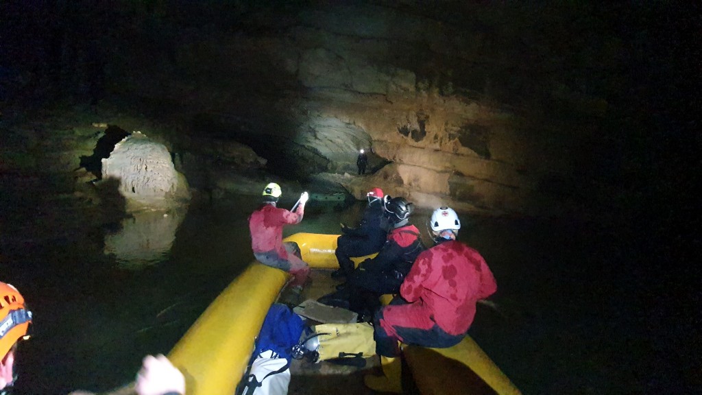 洞穴救援专家正于斯洛文尼亚「克里兹纳洞穴」，拯救5名受困游客。Facebook