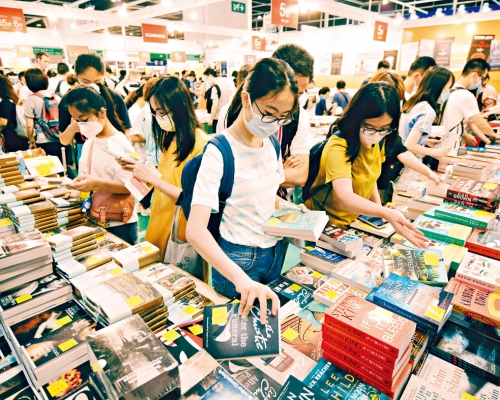 ■美國返港的確診者，上月十八日曾到訪灣仔會展舉行的香港書展。