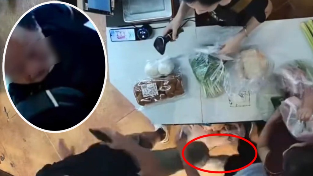 超市閉路電視拍下中年男子打尖和踹人(紅圈)的情況。