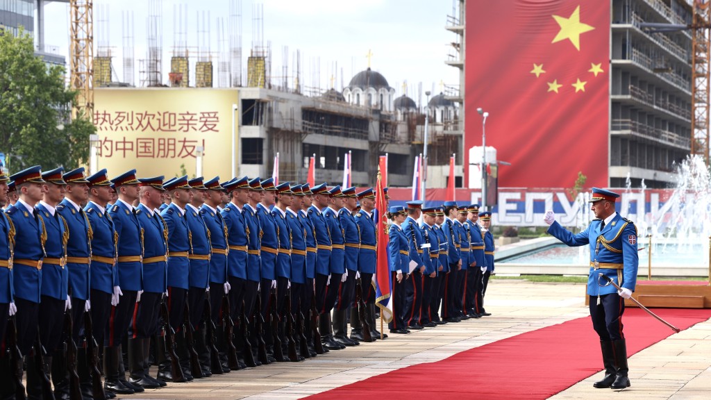 國家主席習近平在貝爾格萊德出席塞爾維亞總統武契奇舉行的歡迎儀式。 新華社