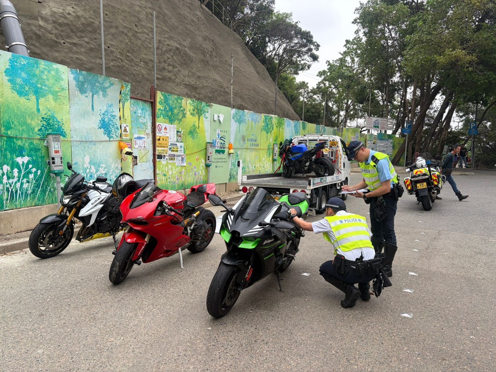 警方共發現5輛電單車懷疑被非法改裝或其車身構造涉嫌違反《道路交通(車輛構造及保養)規例》。