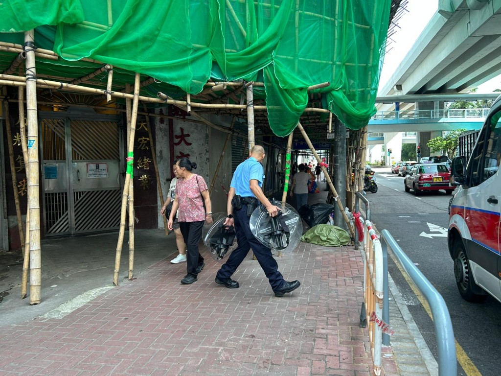 有警員一度持盾。 有警員一度持盾。