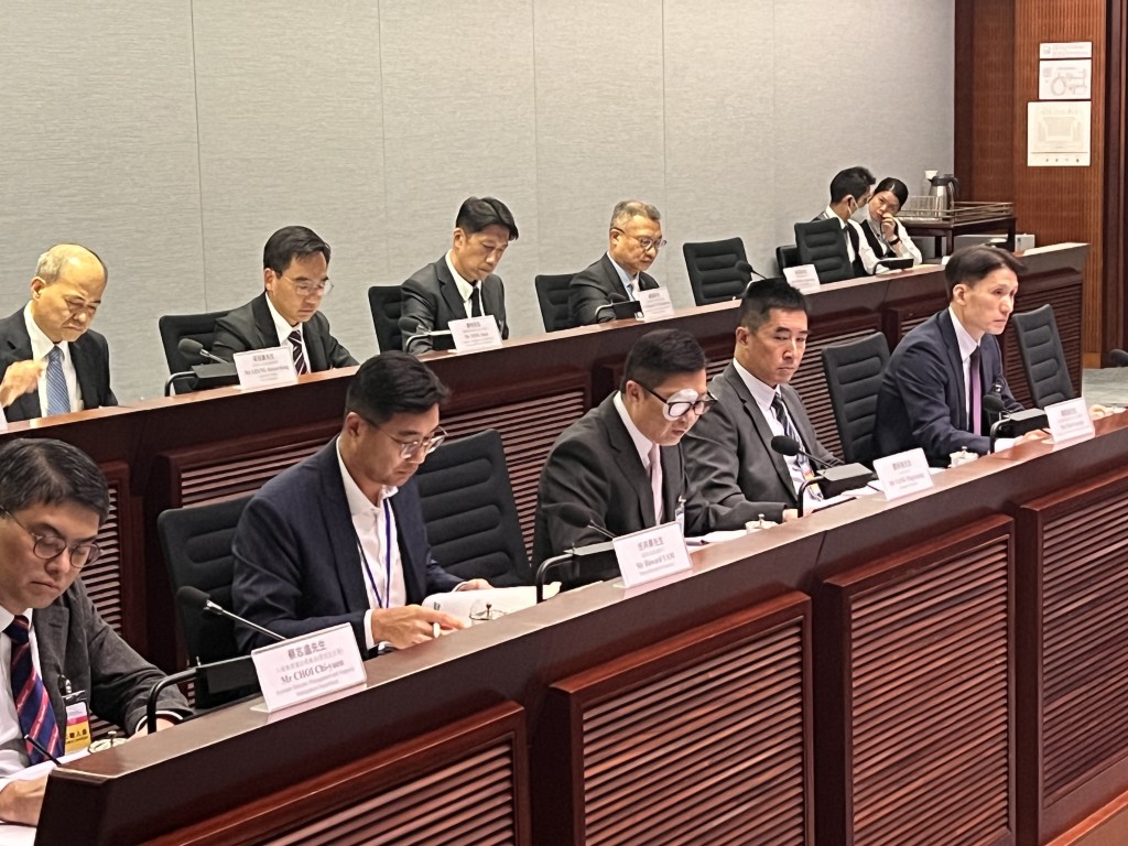 邓炳强出席今天的立法会保安事务委员会会议。郭咏欣摄