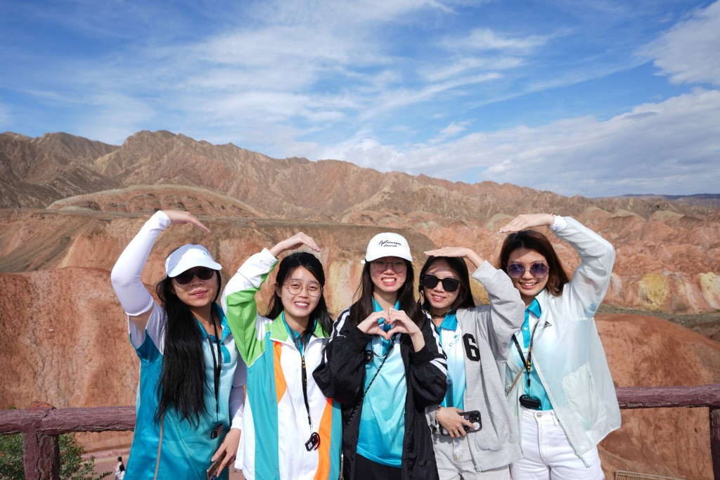 「Customs YES」團員參觀丹霞國家地質公園，欣賞國家自然地貌。