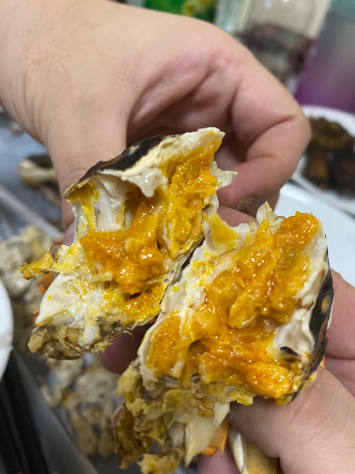 有网民指「包点超人」的大闸蟹非常新鲜，而且金黄色的蟹黄饱满。网上图片