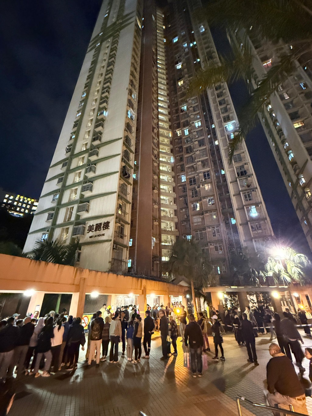 大約200人疏散至安全地方。