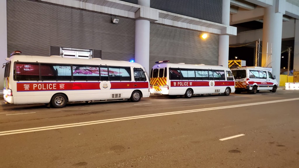 防暴警察在西鐵站戒備