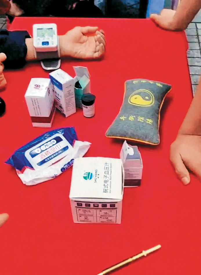 義診工作人員被曝用同個針頭給15人採血。 