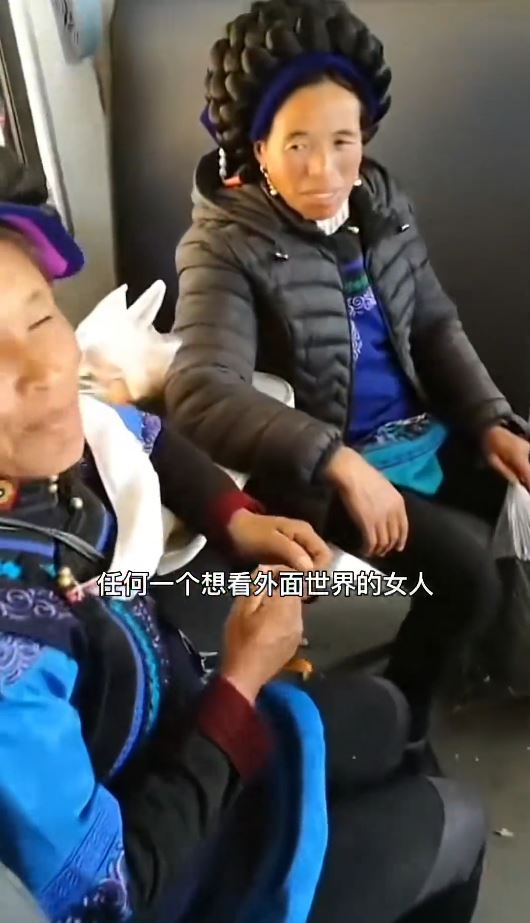 涼山彝族的公益列車設有牲畜專用車廂。抖音@林熙（五十六民族傳統服飾）