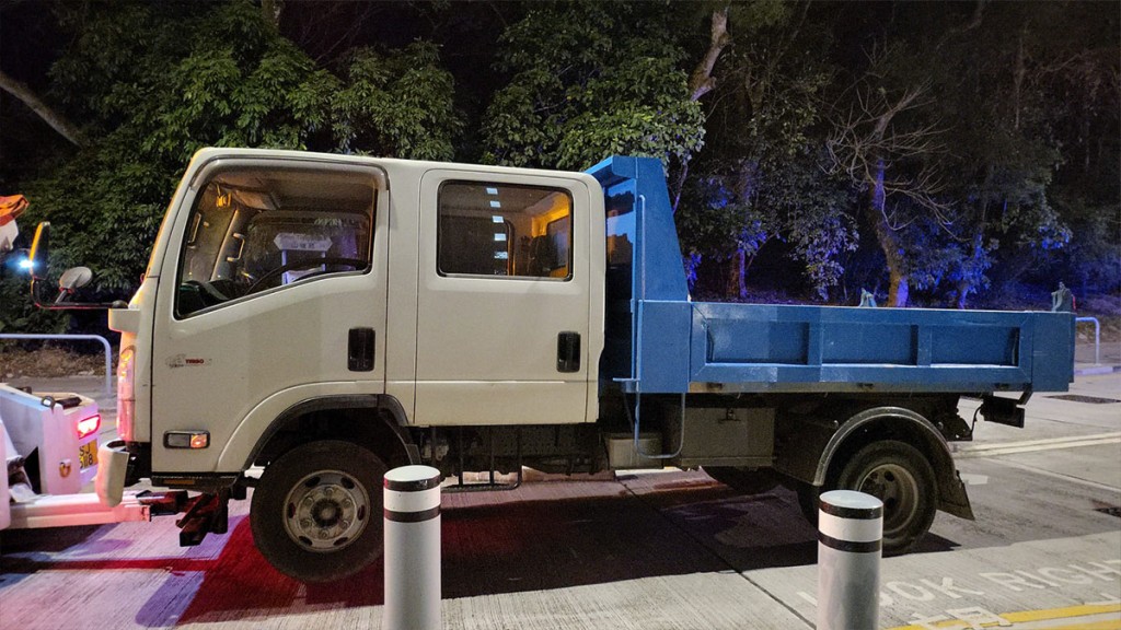 遭貨車撞到的女子由救護車送往威爾斯親王醫院搶救。