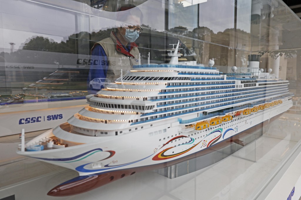 中国第一艘大型豪华邮轮模型。
