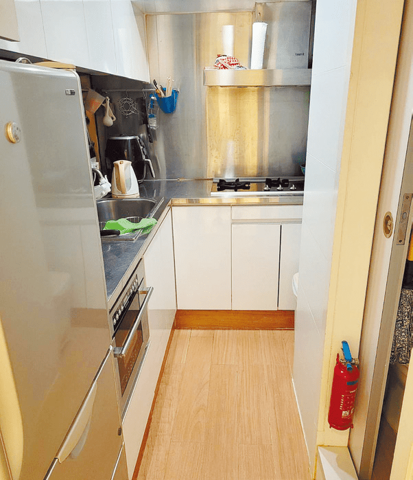 廚房保養新淨，空間可容納2至3人一起入廚。