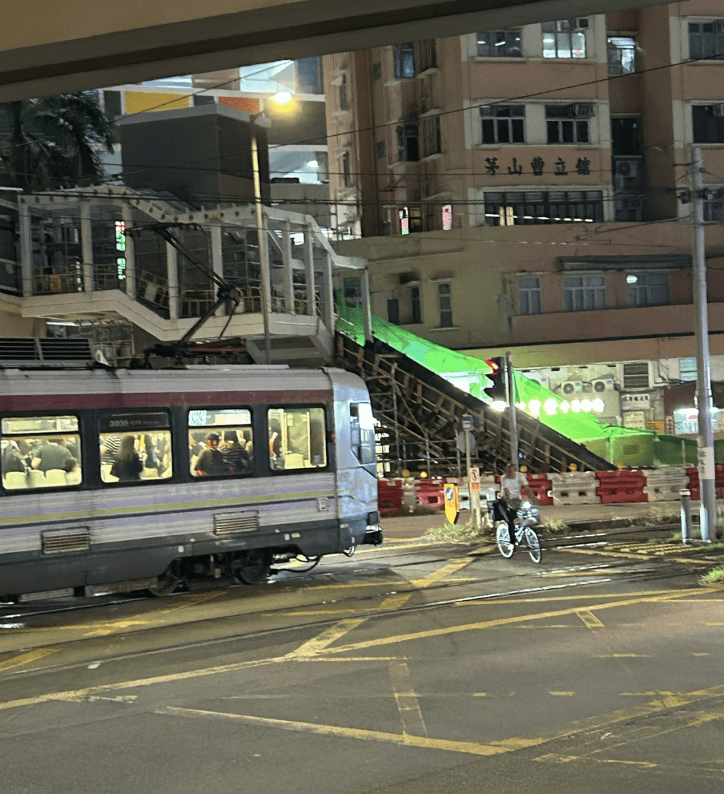 涉事輕鐵則停在鳳翔路路軌上,從車窗可見車廂載有大批乘客。Threads@captain_kuroro 涉事輕鐵則停在鳳翔路路軌上,從車窗可見車廂載有大批乘客。Threads@captain_kuroro