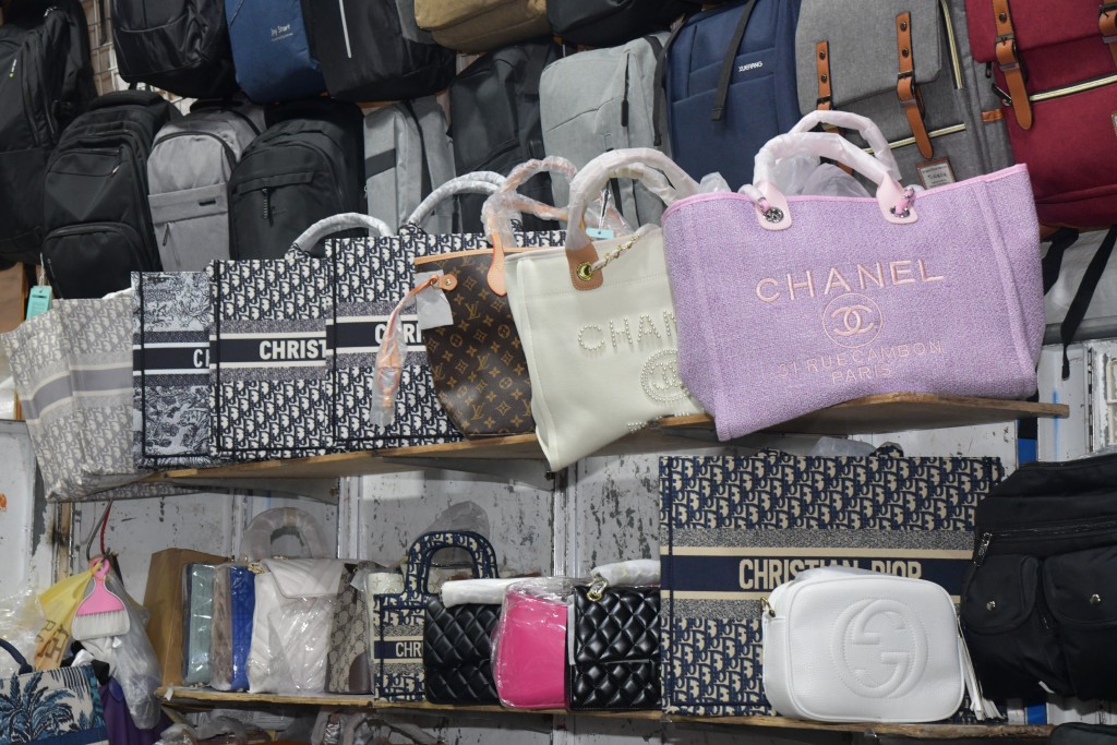 海關一共檢獲超過2000多件貨品，當中包括皮具、手袋、手機配件等，市值估計30萬元。
