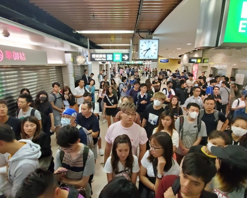 港鐵車站連月遭受示威者衝擊破壞。資料圖片