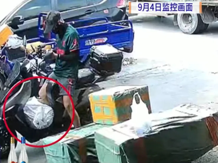 商家把需要運輸的鱷魚放到關先生電動單車的踏板上。 商家把需要運輸的鱷魚放到關先生電動單車的踏板上。