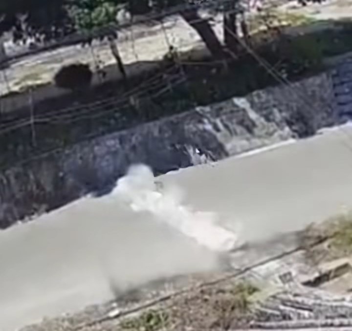 汕頭有閉路電視拍到石屎路熱到炸裂的情景。《新京報》