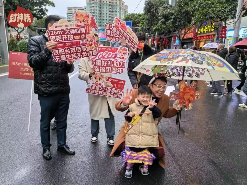 詹瑞文被邀请与小朋友合照。