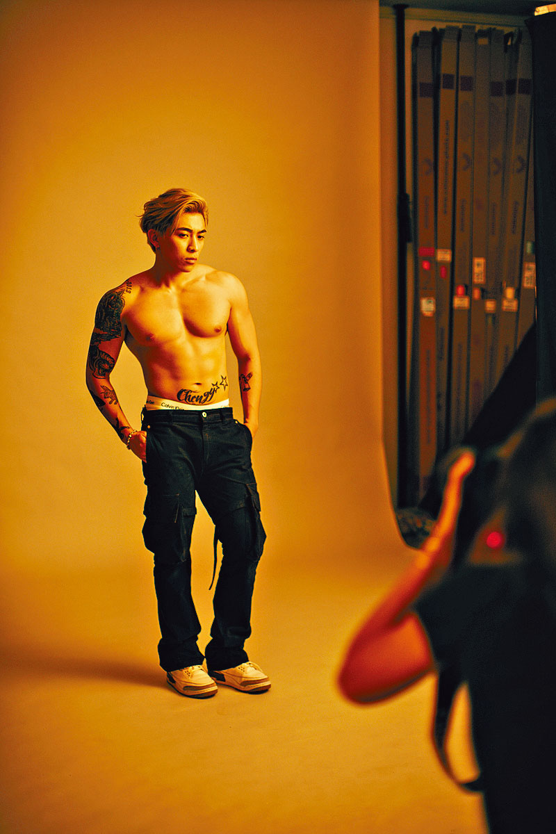 Tyson Yoshi的發達胸肌成為廣告賣點。