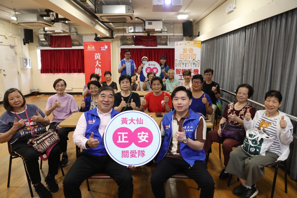 黄大仙正安关爱队队长姚易明(前排左)与姪子姚钧堤(前排右)，为慈云山区街坊解难排忧。