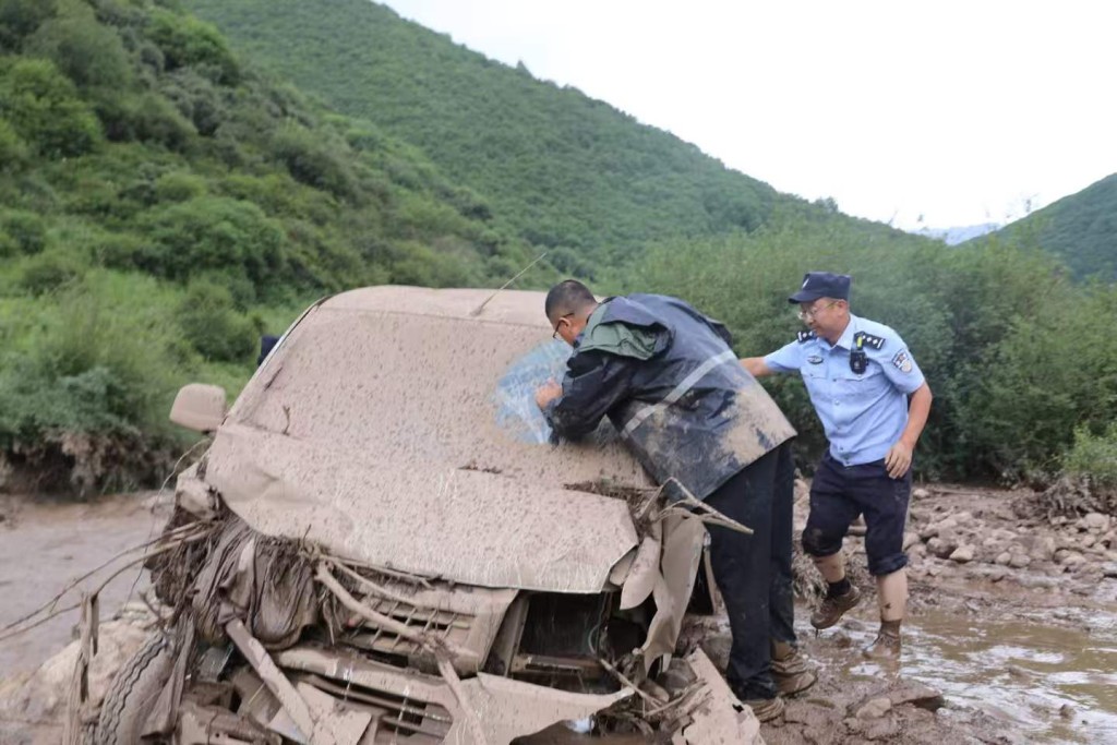 甘肃渭源突发山洪，已致10人死亡。 新华社