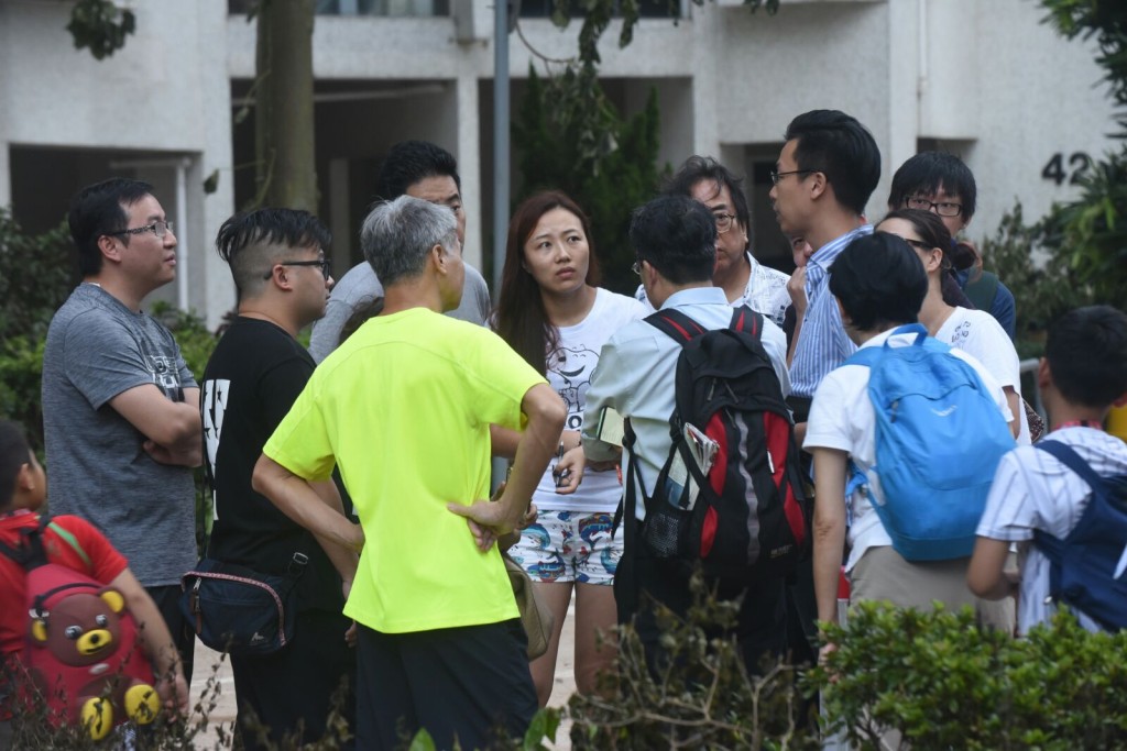 車主向區議員何毅淦了解情況。徐裕民攝