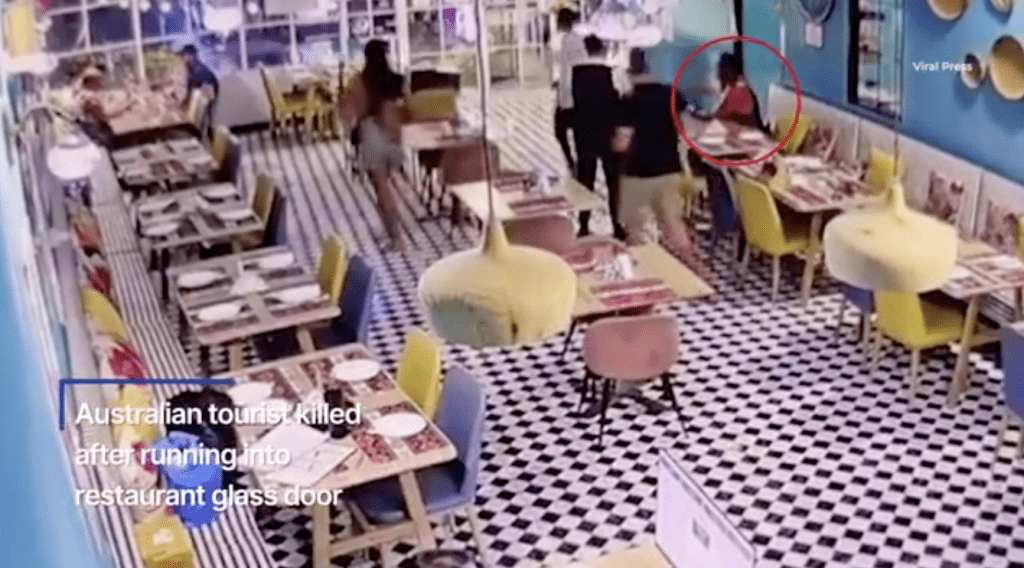 當餐廳員工上前試圖詢問及協助時,該男子在毫無徵兆下突然站起。 當餐廳員工上前試圖詢問及協助時,該男子在毫無徵兆下突然站起。