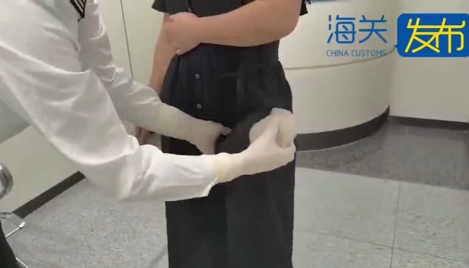 女子被揭身上藏有燕窩。海關發布 女子被揭身上藏有燕窩。海關發布