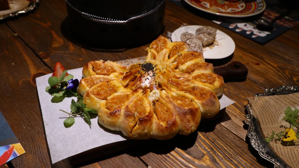 當地的俄羅斯餐廳，提供的食物極具特色。