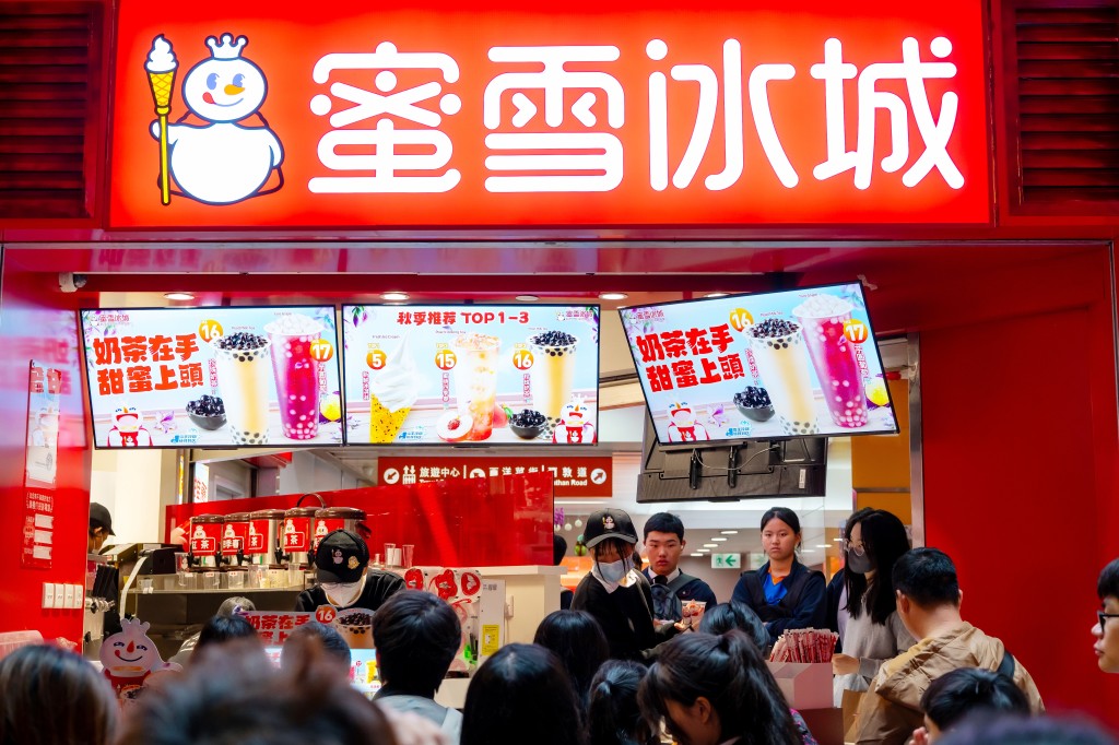 內地知名連鎖茶飲品牌「蜜雪冰城」進駐香港市場將近三年,近期卻傳出部分門市陸續停業的消息。據悉,位於旺角核心地段的兆萬中心地下舖位近日已經退租。(資料圖片,圖為銀行中心店) 內地知名連鎖茶飲品牌「蜜雪冰城」進駐香港市場將近三年,近期卻傳出部分門市陸續停業的消息。據悉,位於旺角核心地段的兆萬中心地下舖位近日已經退租。(資料圖片,圖為銀行中心店)