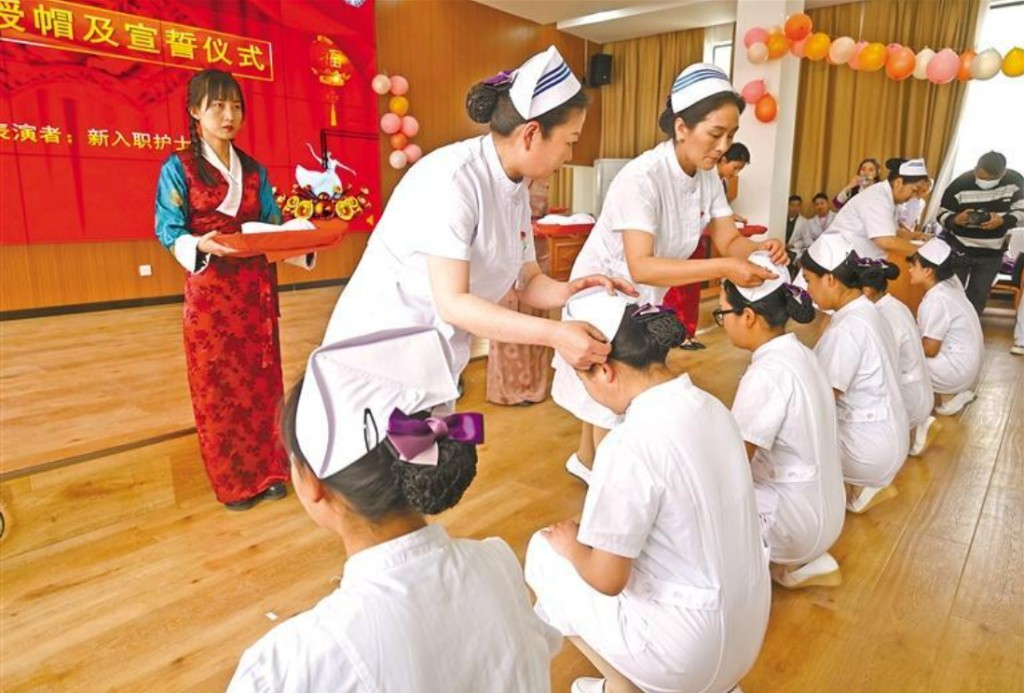 授帽儀式多由護士長進行。