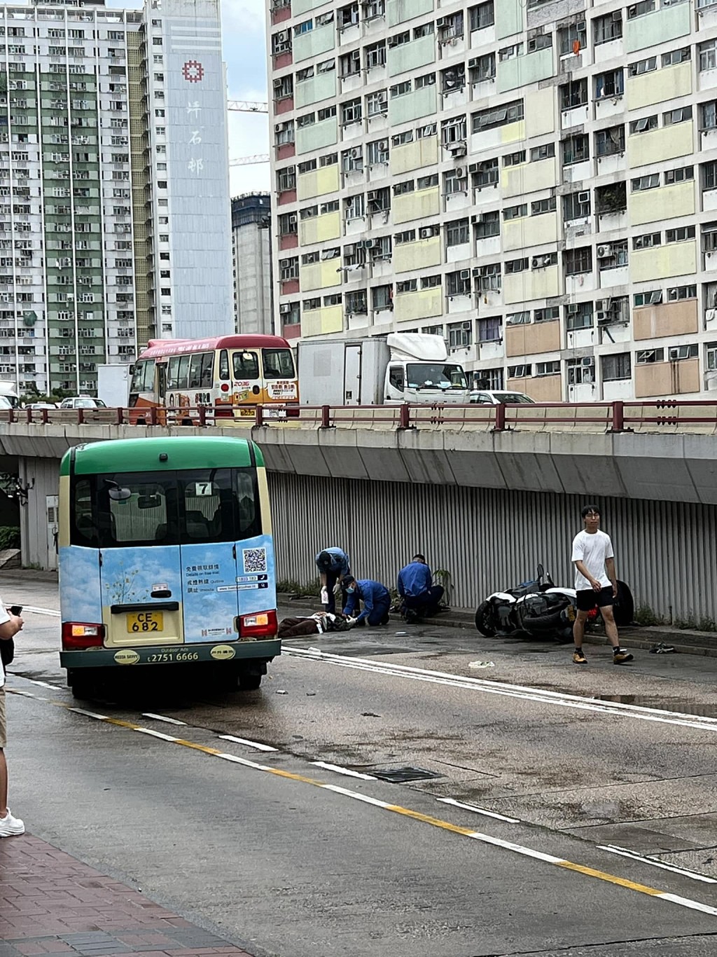 救護員到場施援。fb：香港突發事故報料區