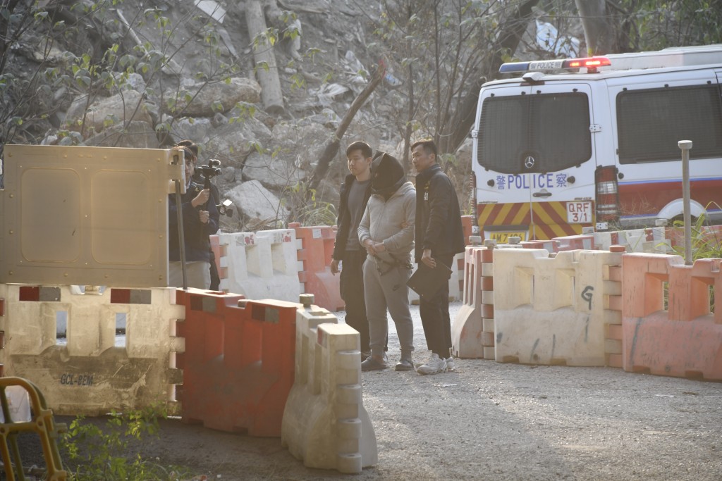 疑犯有回應警員提問。 疑犯有回應警員提問。