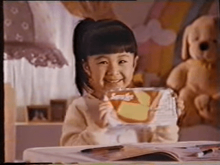 香港人集體回憶「莎莉蛋糕」陪伴不少香港人成長，更有多個經典廣告，相信大家必記得「莎莉多謝你」 ！（圖片來源：YouTube截圖）