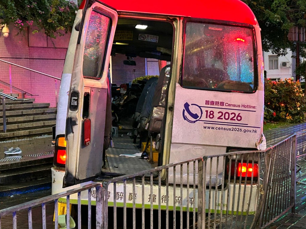 小巴車內一片狼藉。