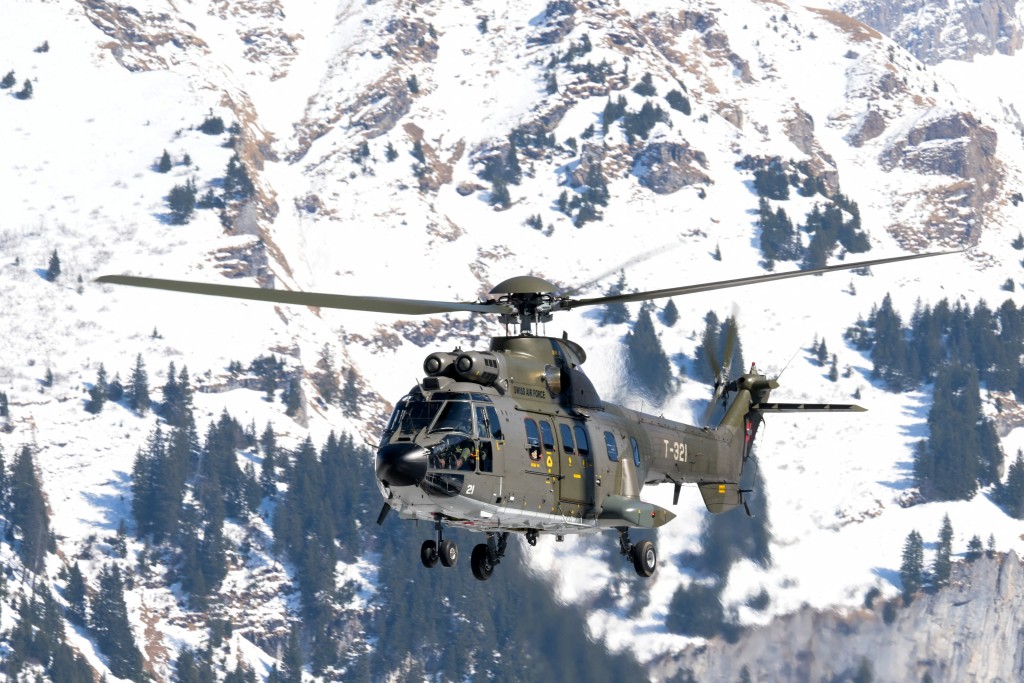 空中救援直升機迅速到場協助，救援人員在山坡底部展開行動，並將傷者送離現場。路透社