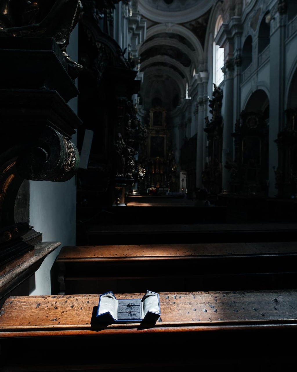 陈洛钧在布拉格圣托马斯教堂（St Thomas' Church）中，进行了一个简单而隆重的「私奔式婚礼」。