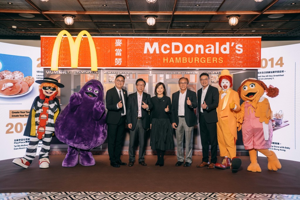 香港麥當勞行政總裁黎韋詩(中)及捷榮集團主席兼行政總裁黃達堂(右二) 香港麥當勞行政總裁黎韋詩(中)及捷榮集團主席兼行政總裁黃達堂(右二)