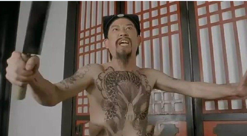 黎彼得在电影《唐伯虎点秋香》中，饰演满身纹身的华府老爷。