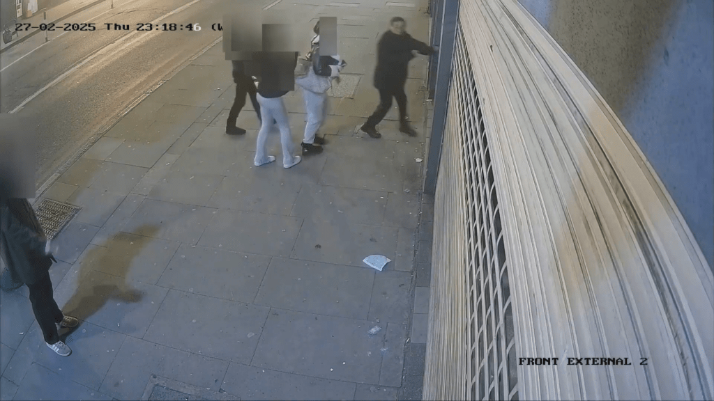 3名少女將老翁一推向牆邊。 倫敦警方