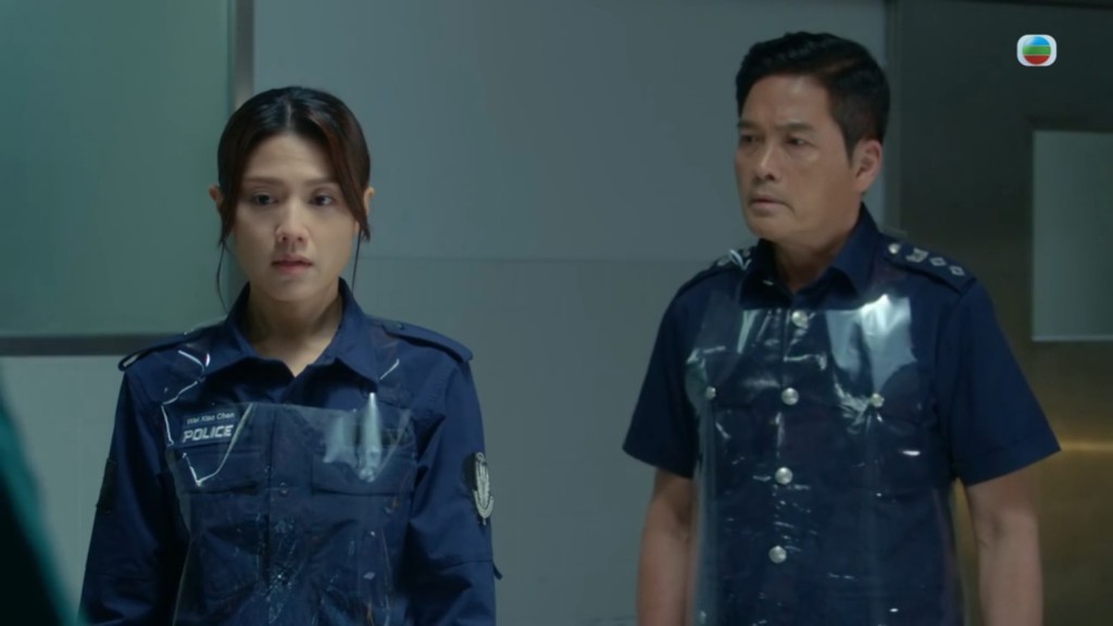郑启泰饰演新加坡特警大队长，是「魏晓晨」周秀娜的上司。