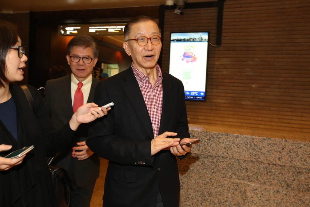 左起羅康瑞、 羅嘉瑞