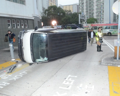 客貨車掃欄翻側。
