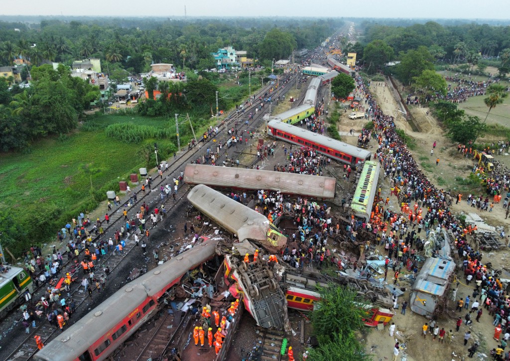 印度3火車相撞，被形容為本世紀最嚴重火車意外。(路透社)