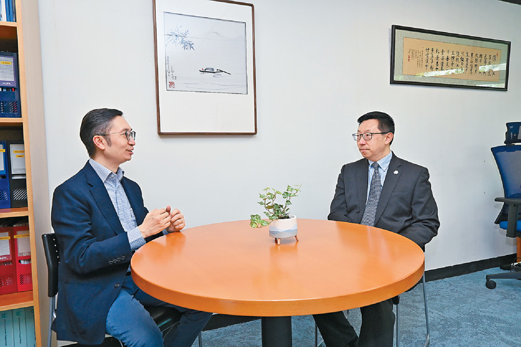 ■行政總裁吳家穎（右）與《頭條日報》廣告部副總經理劉孟輝（左）不約而同認為，ESG是推動企業注重環保的良好助力。